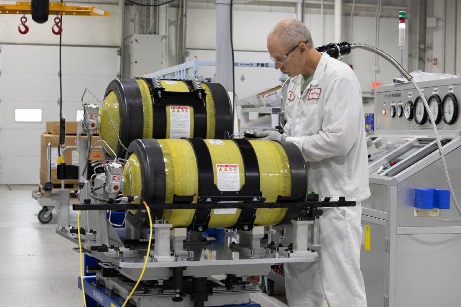 A Honda associate at the Performance Manufacturing Center in Marysville,　Ohio sub assembles the hydrogen tanks for the all-new 2025 CR-V e:FCEV.